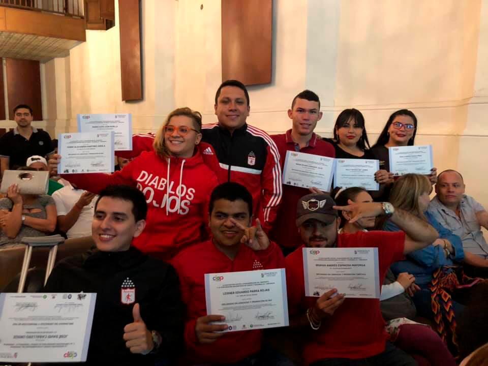 La ceremonia de graduación, que se llevó a cabo en el Centro Cultural del Oriente, se realizó el pasado 19 de septiembre, en donde los diferentes integrantes de las barras más importantes de la ciudad recibieron los diplomas que acreditaban las 80 horas en las que participaron en los diplomados de paz, gestores de turismo y convivencia. Fotos: Aguante la barra.