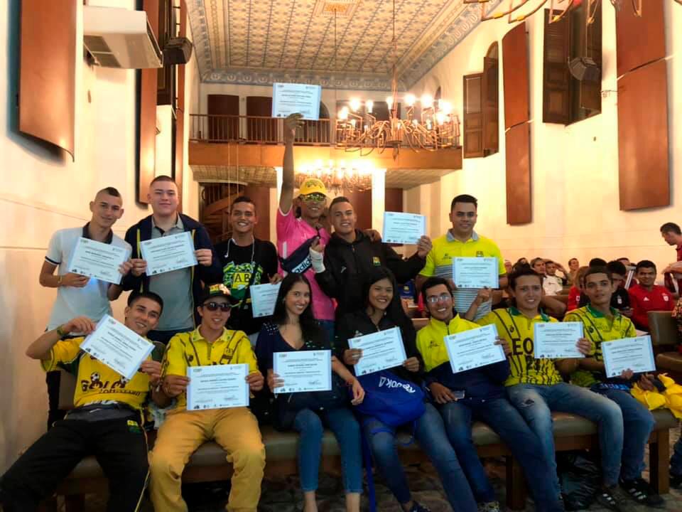 La ceremonia de graduación, que se llevó a cabo en el Centro Cultural del Oriente, se realizó el pasado 19 de septiembre, en donde los diferentes integrantes de las barras más importantes de la ciudad recibieron los diplomas que acreditaban las 80 horas en las que participaron en los diplomados de paz, gestores de turismo y convivencia. Fotos: Aguante la barra.