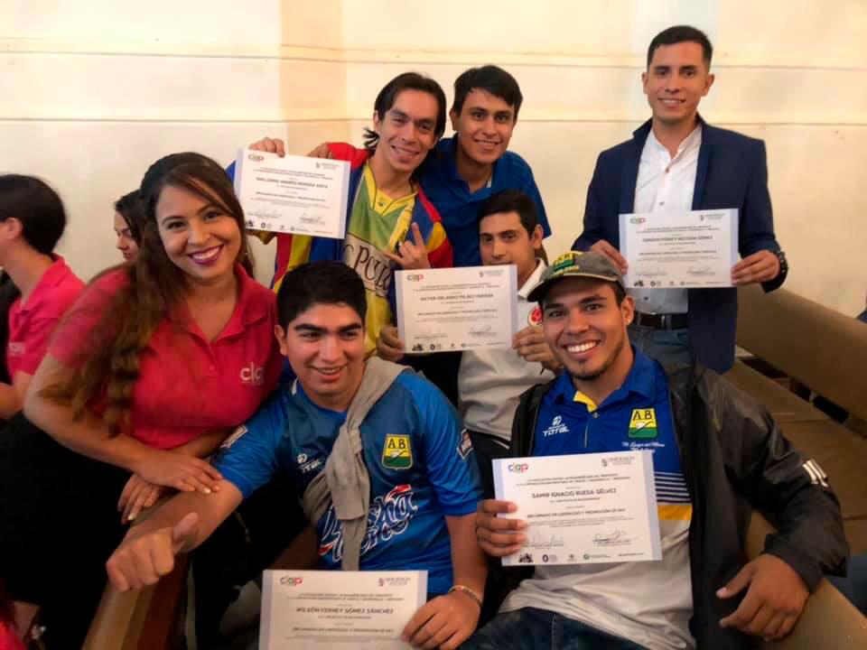 La ceremonia de graduación, que se llevó a cabo en el Centro Cultural del Oriente, se realizó el pasado 19 de septiembre, en donde los diferentes integrantes de las barras más importantes de la ciudad recibieron los diplomas que acreditaban las 80 horas en las que participaron en los diplomados de paz, gestores de turismo y convivencia. Fotos: Aguante la barra.