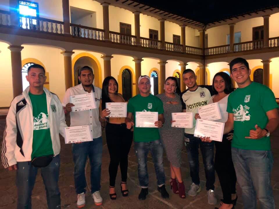 La ceremonia de graduación, que se llevó a cabo en el Centro Cultural del Oriente, se realizó el pasado 19 de septiembre, en donde los diferentes integrantes de las barras más importantes de la ciudad recibieron los diplomas que acreditaban las 80 horas en las que participaron en los diplomados de paz, gestores de turismo y convivencia. Fotos: Aguante la barra.
