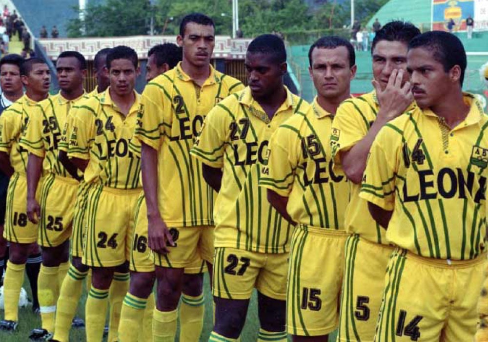 Equipo histórico del Atlético Bucaramanga 1997. subtítulo. José Castañeda, Gustavo Restrepo, Miguel Montañez, Manuel Galarcio, Alfonso Romero, Álex Rodríguez, Manuel Martínez, Lucio España, Wílmar Moreno, Henry Vásquez, Orlando Ballesteros, Diego Pizarro y Nelson Gómez.