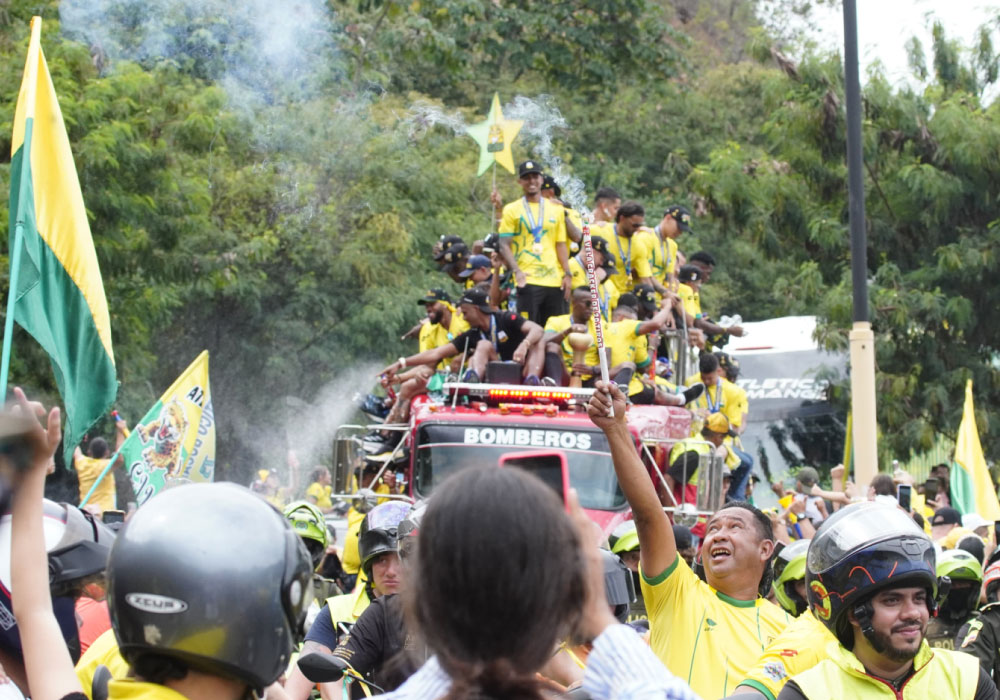 Histórico recibimiento para el campeón de Colombia Atlético Bucaramanga. Liga BetPlay DIMAYOR 2024-I. calles llenas de hinchas, jugadores en el carro de bomberos