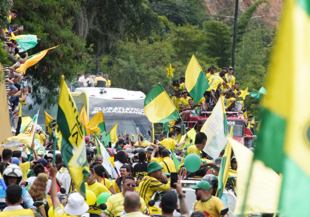 Histórico recibimiento para el campeón de Colombia Atlético Bucaramanga. Liga BetPlay DIMAYOR 2024-I. calles llenas de hinchas, jugadores en el carro de bomberos