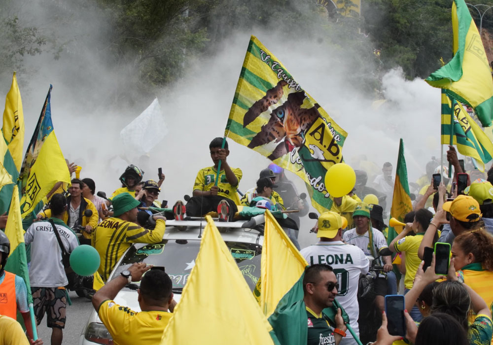 Histórico recibimiento para el campeón de Colombia Atlético Bucaramanga. Liga BetPlay DIMAYOR 2024-I. calles llenas de hinchas, jugadores en el carro de bomberos