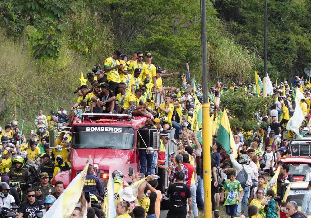 Histórico recibimiento para el campeón de Colombia Atlético Bucaramanga. Liga BetPlay DIMAYOR 2024-I. calles llenas de hinchas, jugadores en el carro de bomberos