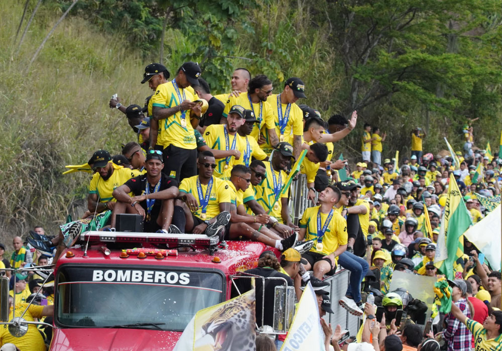 Histórico recibimiento para el campeón de Colombia Atlético Bucaramanga. Liga BetPlay DIMAYOR 2024-I. calles llenas de hinchas, jugadores en el carro de bomberos