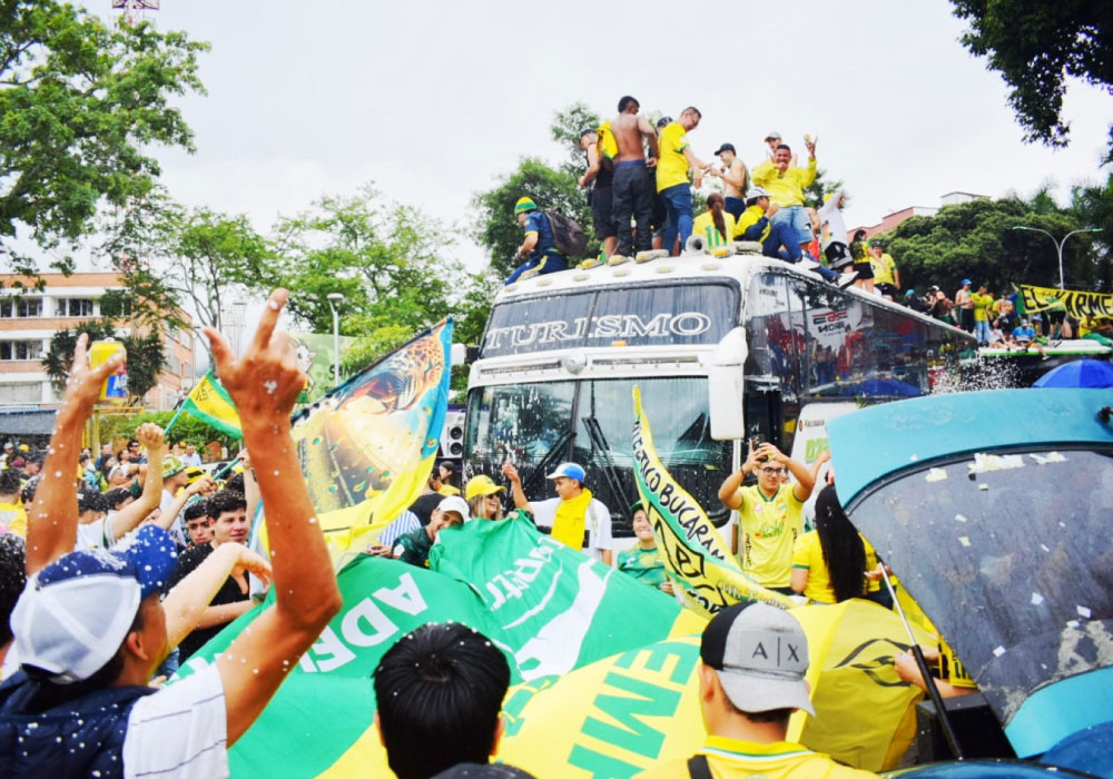 Histórico recibimiento para el campeón de Colombia Atlético Bucaramanga. Liga BetPlay DIMAYOR 2024-I. calles llenas de hinchas, jugadores en el carro de bomberos