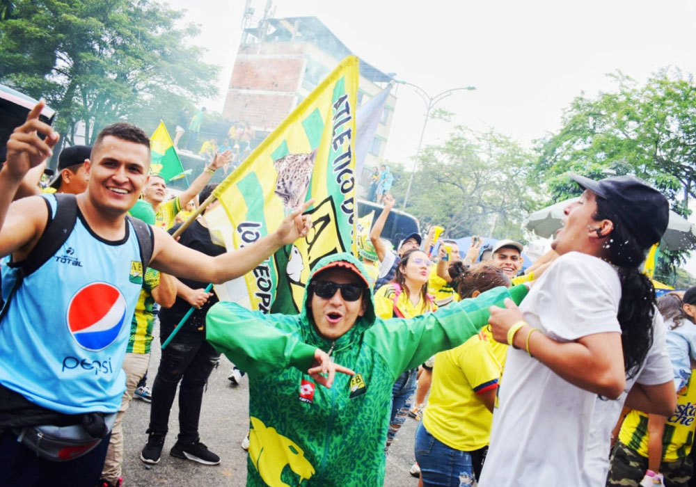 Histórico recibimiento para el campeón de Colombia Atlético Bucaramanga. Liga BetPlay DIMAYOR 2024-I. calles llenas de hinchas, jugadores en el carro de bomberos