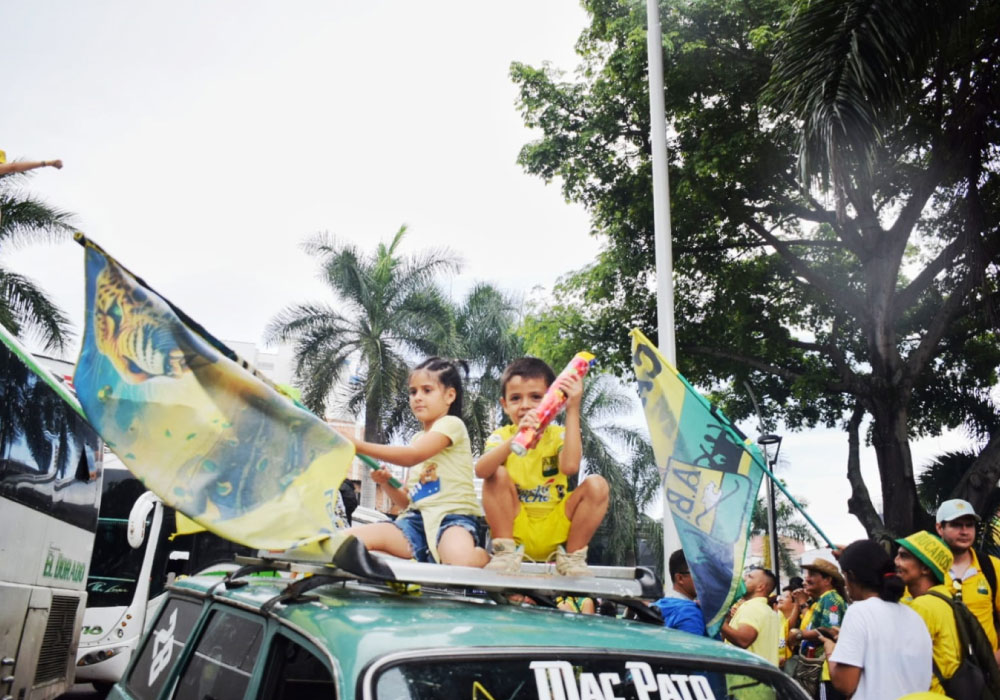 Histórico recibimiento para el campeón de Colombia Atlético Bucaramanga. Liga BetPlay DIMAYOR 2024-I. calles llenas de hinchas, jugadores en el carro de bomberos