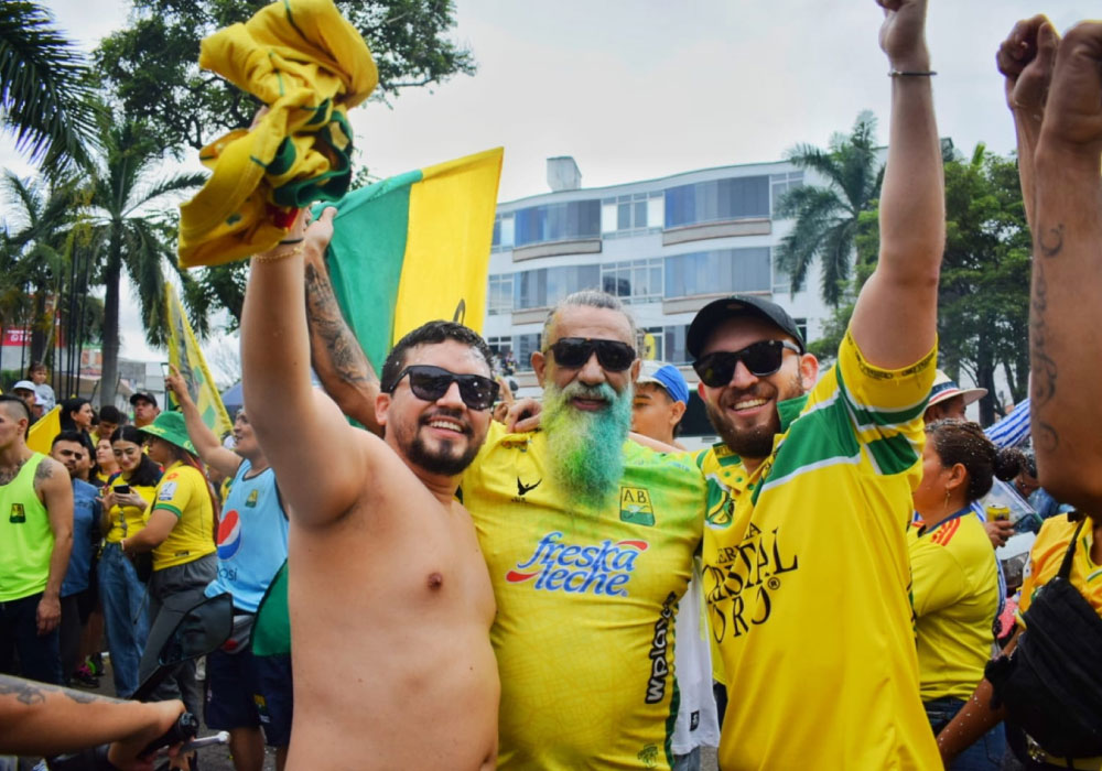 Histórico recibimiento para el campeón de Colombia Atlético Bucaramanga. Liga BetPlay DIMAYOR 2024-I. calles llenas de hinchas, jugadores en el carro de bomberos