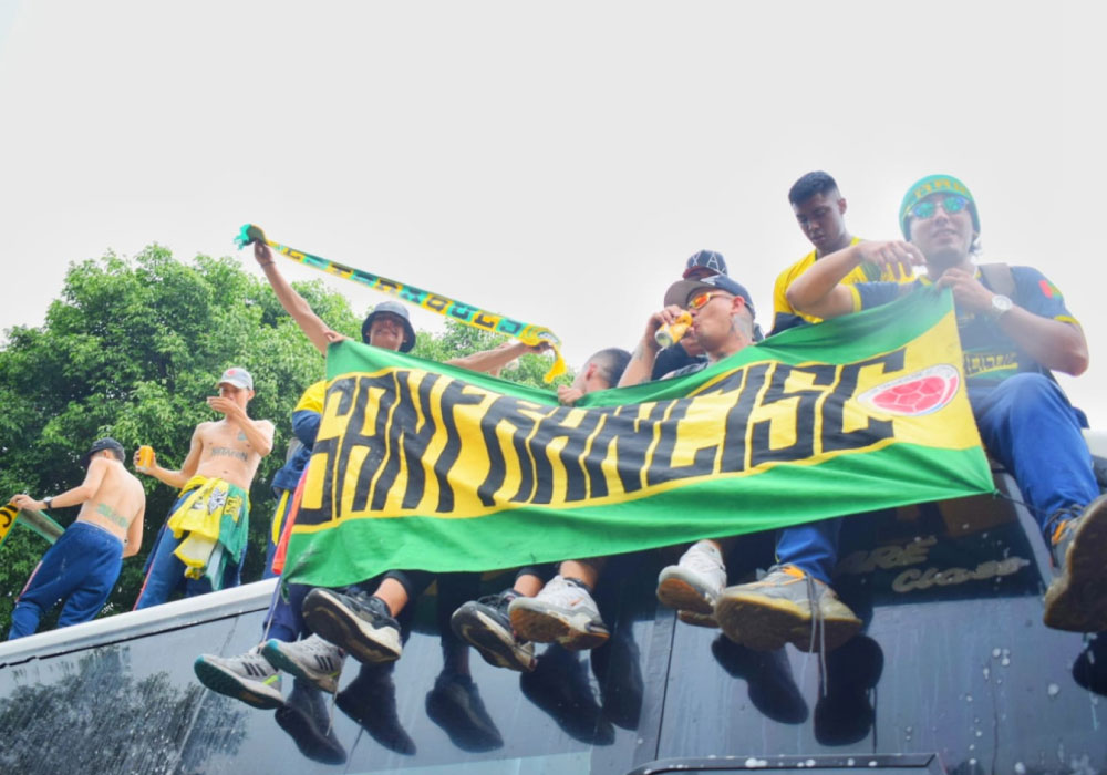 Histórico recibimiento para el campeón de Colombia Atlético Bucaramanga. Liga BetPlay DIMAYOR 2024-I. calles llenas de hinchas, jugadores en el carro de bomberos