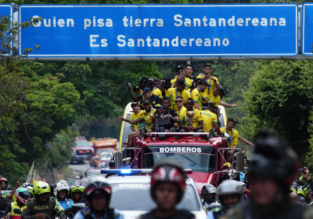 Histórico recibimiento para el campeón de Colombia Atlético Bucaramanga. Liga BetPlay DIMAYOR 2024-I. calles llenas de hinchas, jugadores en el carro de bomberos