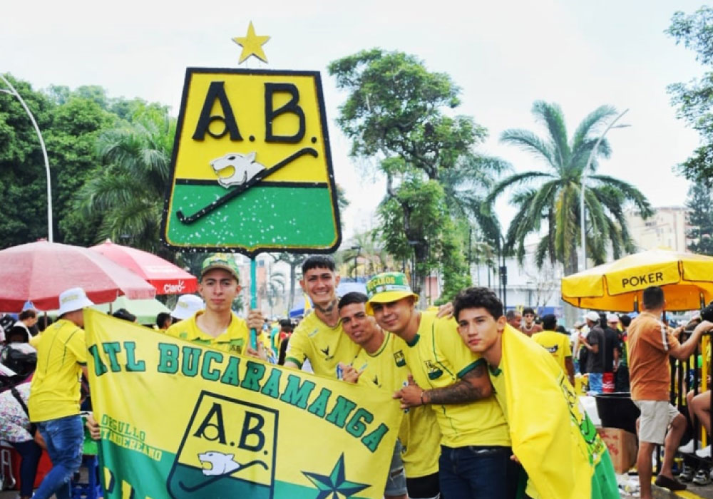 Histórico recibimiento para el campeón de Colombia Atlético Bucaramanga. Liga BetPlay DIMAYOR 2024-I. calles llenas de hinchas, jugadores en el carro de bomberos