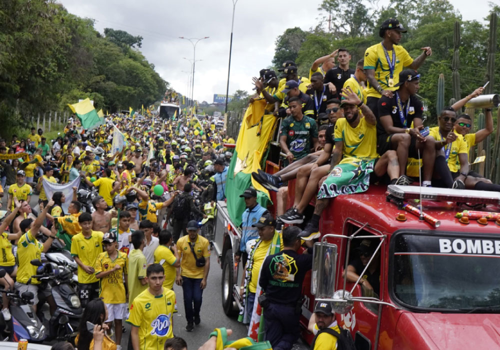 Histórico recibimiento para el campeón de Colombia Atlético Bucaramanga. Liga BetPlay DIMAYOR 2024-I. calles llenas de hinchas, jugadores en el carro de bomberos