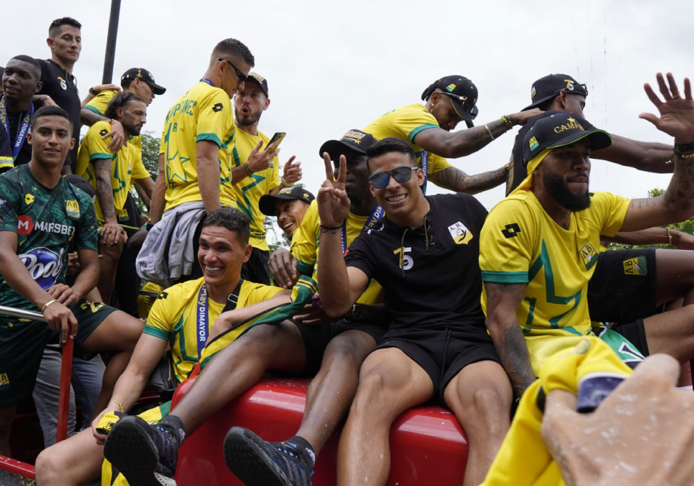 Histórico recibimiento para el campeón de Colombia Atlético Bucaramanga. Liga BetPlay DIMAYOR 2024-I. calles llenas de hinchas, jugadores en el carro de bomberos