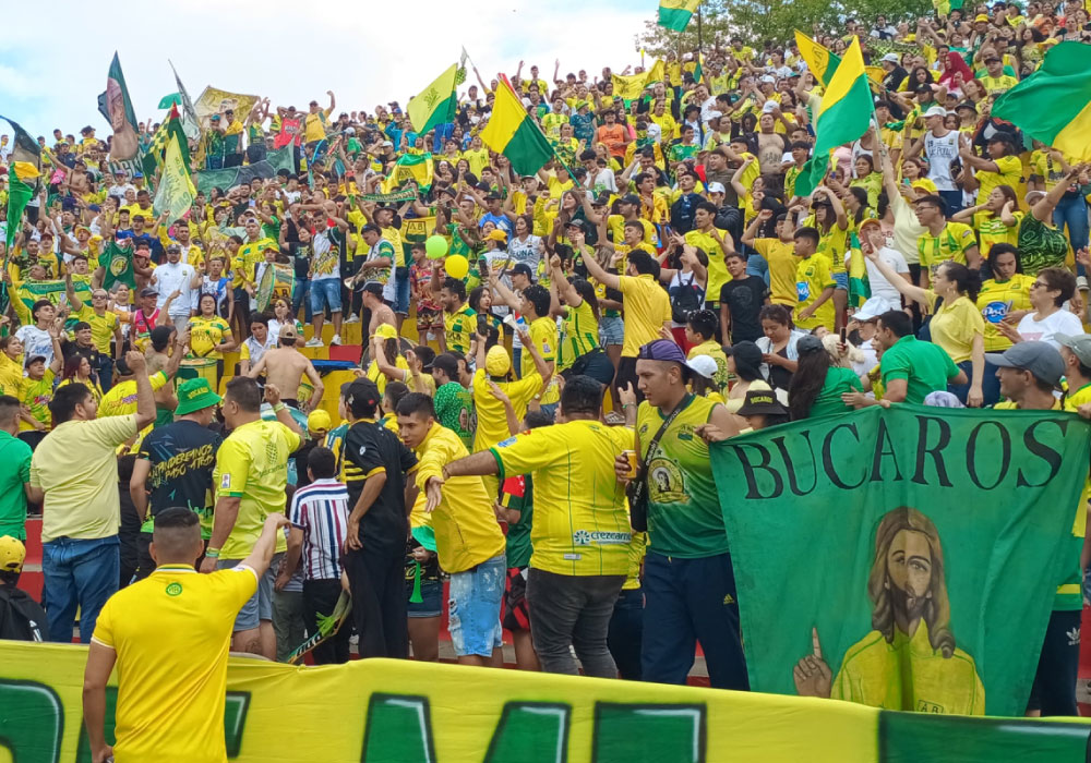 Histórico recibimiento para el campeón de Colombia Atlético Bucaramanga. Liga BetPlay DIMAYOR 2024-I. una fiesta el estadio alfonso lólpez. ahora estadio Americo Montanini, los jugadores muestran la copa