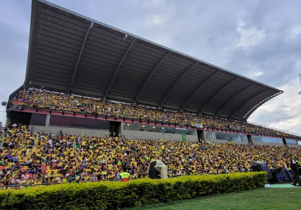 Histórico recibimiento para el campeón de Colombia Atlético Bucaramanga. Liga BetPlay DIMAYOR 2024-I. una fiesta el estadio alfonso lólpez. ahora estadio Americo Montanini, los jugadores muestran la copa