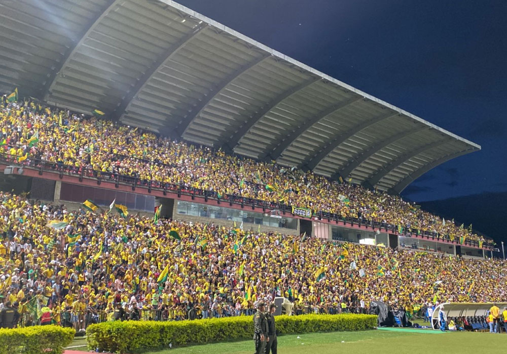 Histórico recibimiento para el campeón de Colombia Atlético Bucaramanga. Liga BetPlay DIMAYOR 2024-I. una fiesta el estadio alfonso lólpez. ahora estadio Americo Montanini, los jugadores muestran la copa