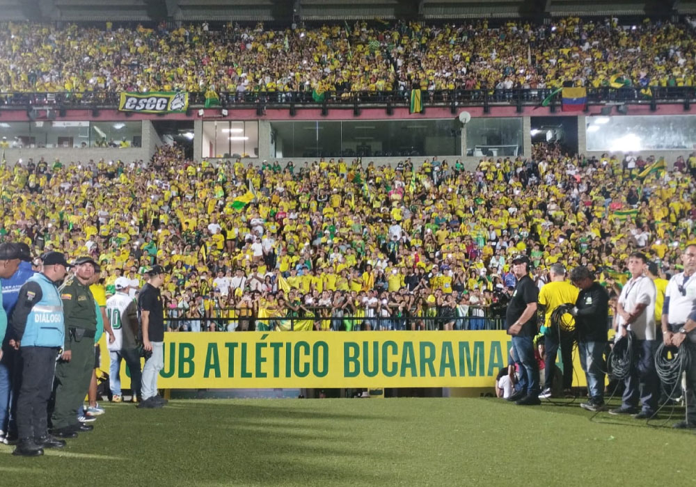 Histórico recibimiento para el campeón de Colombia Atlético Bucaramanga. Liga BetPlay DIMAYOR 2024-I. una fiesta el estadio alfonso lólpez. ahora estadio Americo Montanini, los jugadores muestran la copa