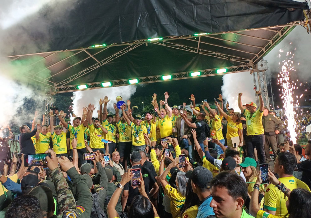 Histórico recibimiento para el campeón de Colombia Atlético Bucaramanga. Liga BetPlay DIMAYOR 2024-I. una fiesta el estadio alfonso lólpez. ahora estadio Americo Montanini, los jugadores muestran la copa