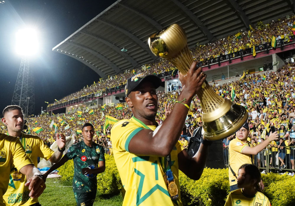 Histórico recibimiento para el campeón de Colombia Atlético Bucaramanga. Liga BetPlay DIMAYOR 2024-I. una fiesta el estadio alfonso lólpez. ahora estadio Americo Montanini, los jugadores muestran la copa