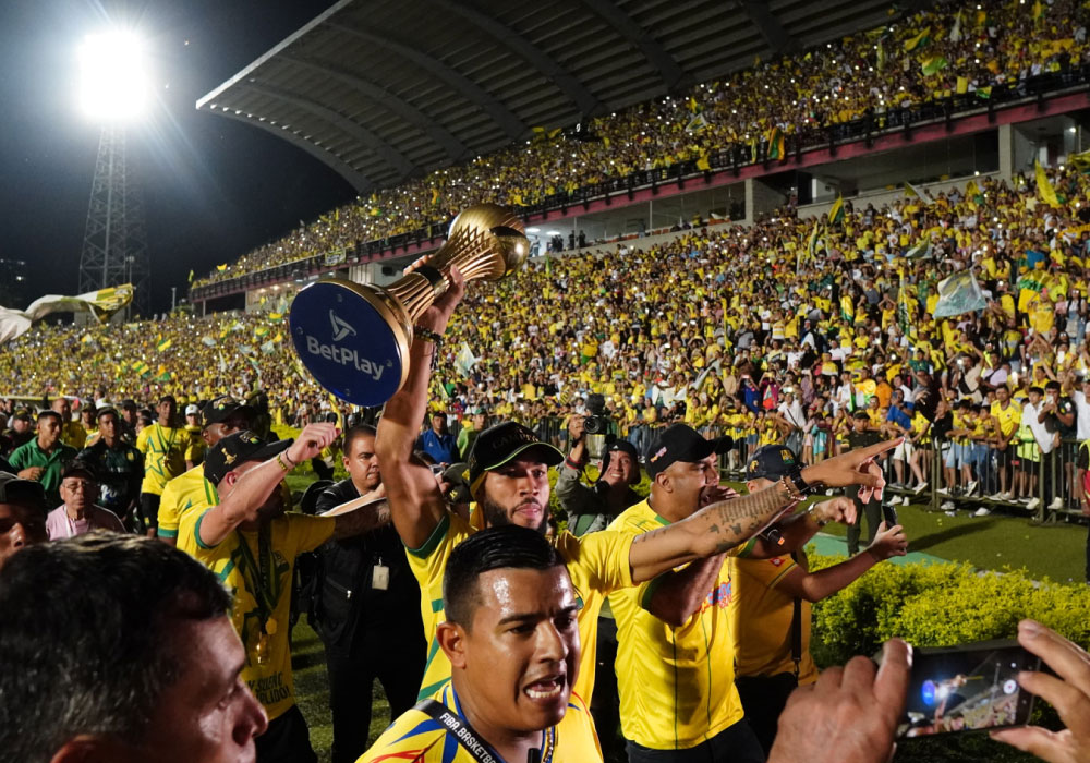 Histórico recibimiento para el campeón de Colombia Atlético Bucaramanga. Liga BetPlay DIMAYOR 2024-I. una fiesta el estadio alfonso lólpez. ahora estadio Americo Montanini, los jugadores muestran la copa