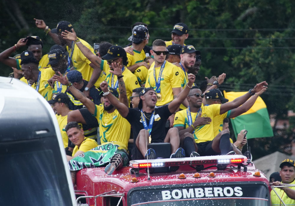 Histórico recibimiento para el campeón de Colombia Atlético Bucaramanga. Liga BetPlay DIMAYOR 2024-I. calles llenas de hinchas, jugadores en el carro de bomberos