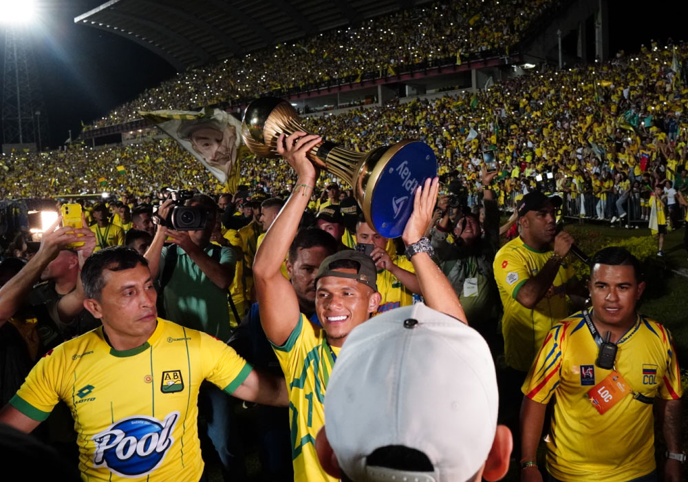 Histórico recibimiento para el campeón de Colombia Atlético Bucaramanga. Liga BetPlay DIMAYOR 2024-I. una fiesta el estadio alfonso lólpez. ahora estadio Americo Montanini, los jugadores muestran la copa