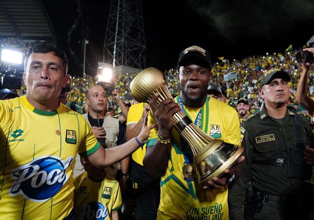 Histórico recibimiento para el campeón de Colombia Atlético Bucaramanga. Liga BetPlay DIMAYOR 2024-I. una fiesta el estadio alfonso lólpez. ahora estadio Americo Montanini, los jugadores muestran la copa