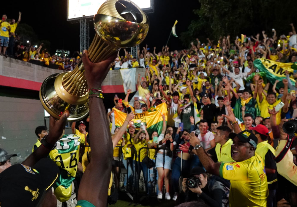 Histórico recibimiento para el campeón de Colombia Atlético Bucaramanga. Liga BetPlay DIMAYOR 2024-I. una fiesta el estadio alfonso lólpez. ahora estadio Americo Montanini, los jugadores muestran la copa