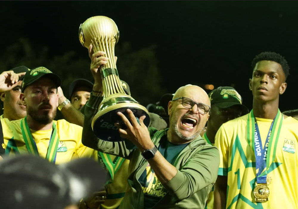 José Ordoñez levanta la copa de campeón de Atlético Bucaramanga. Rumbo a la libertadores. Histórico recibimiento para el campeón de Colombia Atlético Bucaramanga. Liga BetPlay DIMAYOR 2024-I. una fiesta el estadio alfonso lólpez. ahora estadio Americo Montanini, los jugadores muestran la copa