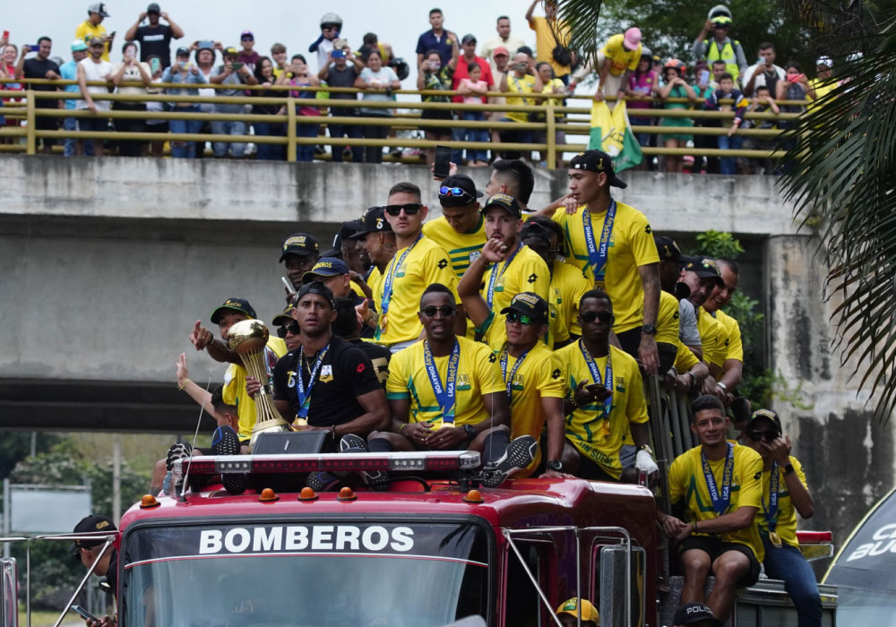 Histórico recibimiento para el campeón de Colombia Atlético Bucaramanga. Liga BetPlay DIMAYOR 2024-I. calles llenas de hinchas, jugadores en el carro de bomberos