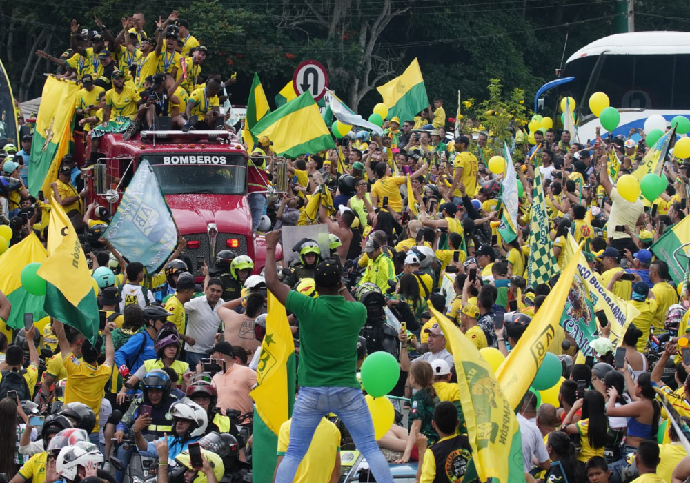 Histórico recibimiento para el campeón de Colombia Atlético Bucaramanga. Liga BetPlay DIMAYOR 2024-I. calles llenas de hinchas, jugadores en el carro de bomberos