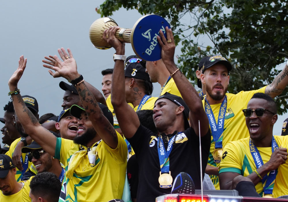 Histórico recibimiento para el campeón de Colombia Atlético Bucaramanga. Liga BetPlay DIMAYOR 2024-I. calles llenas de hinchas, jugadores en el carro de bomberos