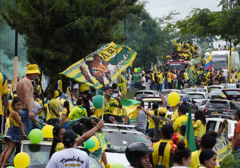 Histórico recibimiento para el campeón de Colombia Atlético Bucaramanga. Liga BetPlay DIMAYOR 2024-I. calles llenas de hinchas, jugadores en el carro de bomberos