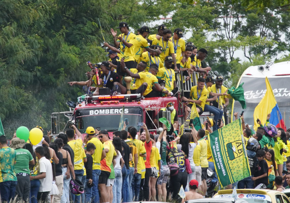 Histórico recibimiento para el campeón de Colombia Atlético Bucaramanga. Liga BetPlay DIMAYOR 2024-I. calles llenas de hinchas, jugadores en el carro de bomberos