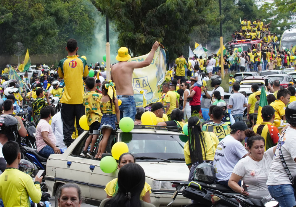 Histórico recibimiento para el campeón de Colombia Atlético Bucaramanga. Liga BetPlay DIMAYOR 2024-I. calles llenas de hinchas, jugadores en el carro de bomberos