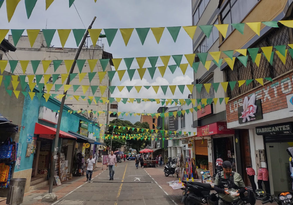 Calles con banderas del Atlético Bucaramanga