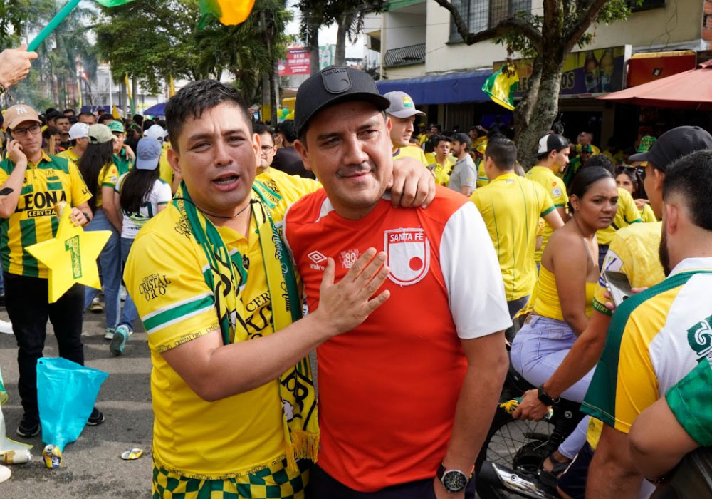 Hinchas de Atlético Bucaramanga con Hinchas de Independiente Santa Fe. Futbol en paz.