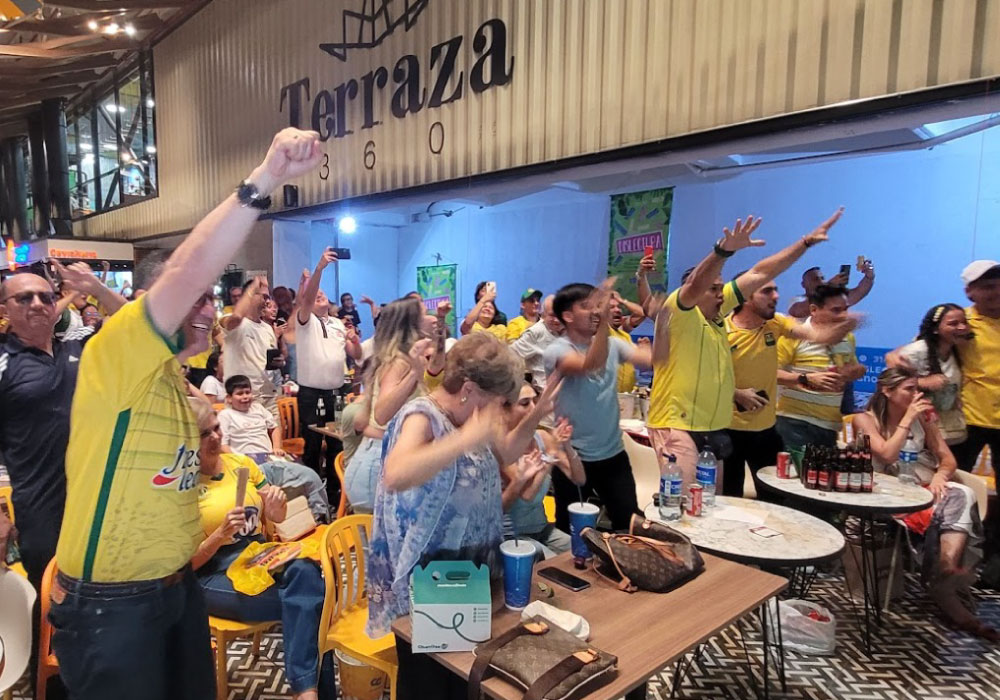 Hinchas de Atlético Bucaramanga celebrando en tribuna la terraza del centro comercial La Florida