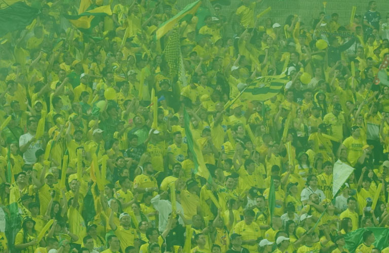 Hinchas de Atlético Bucaramanga celebrando en tribuna del estadio Alfonso López