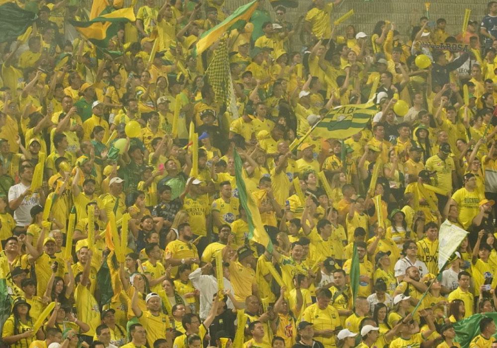 Hinchas de Atlético Bucaramanga celebrando en tribuna del estadio Alfonso López