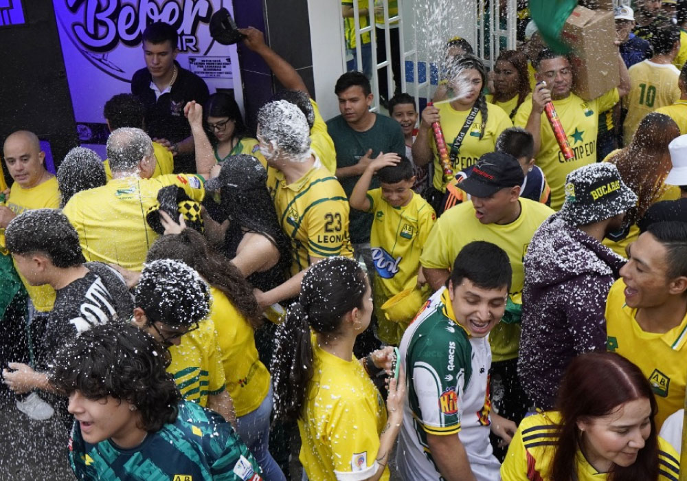 hinchas de atlético bucaramanga celebrando. ventas en comercio minoristas de la ciudad aumentó