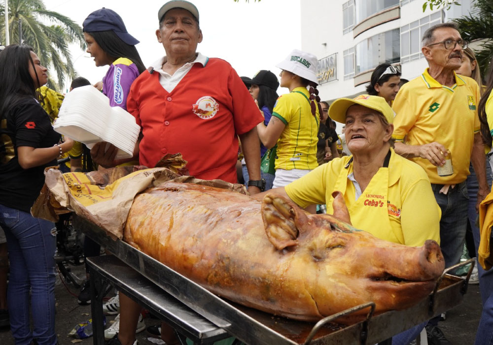 Vendedores informales. Las ventas de comidas en la calle aumentaron en zonas donde los hinchas del Atlético Bucaramanga celebran cada partido