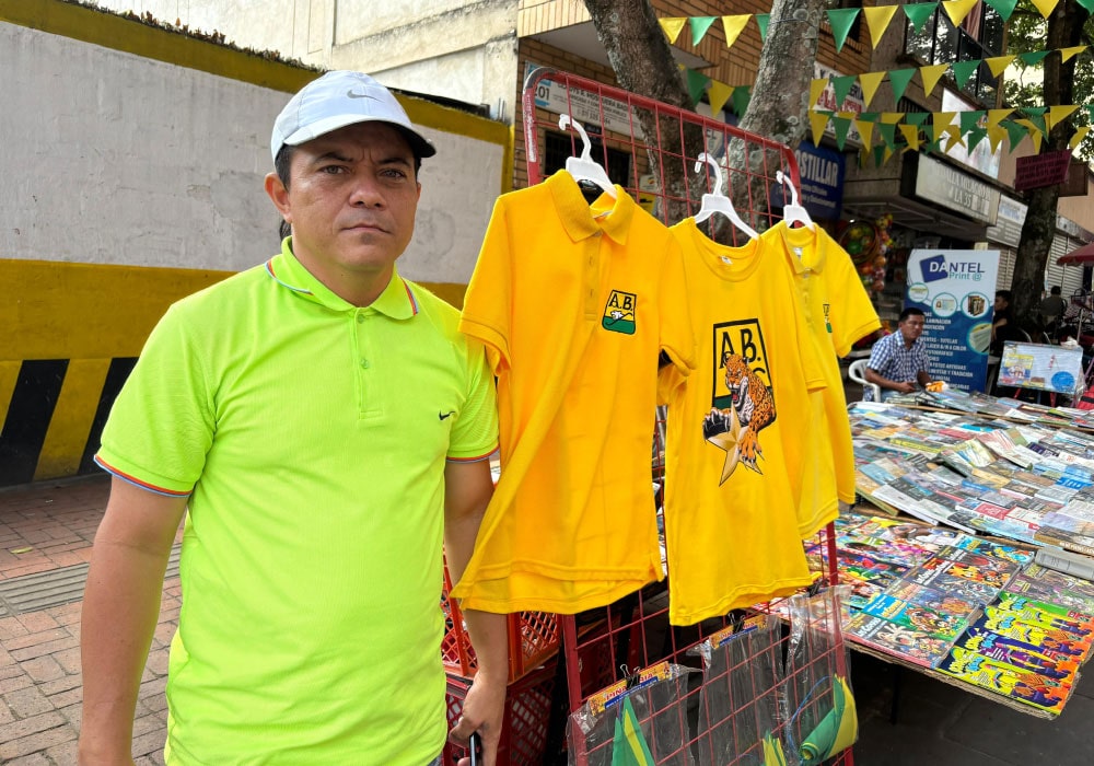 Vendedores informales. las camisetas del Atlético Bucaramanga se venden en la calle de la ciudad