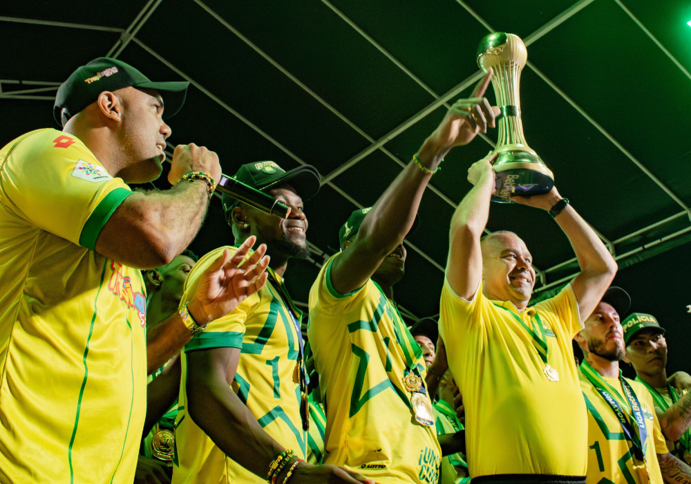 Rafael Dudamel, técnico de atlético Bucaramanga celebra el titulo en el estadio Americo Montanini con la afición del eqipo