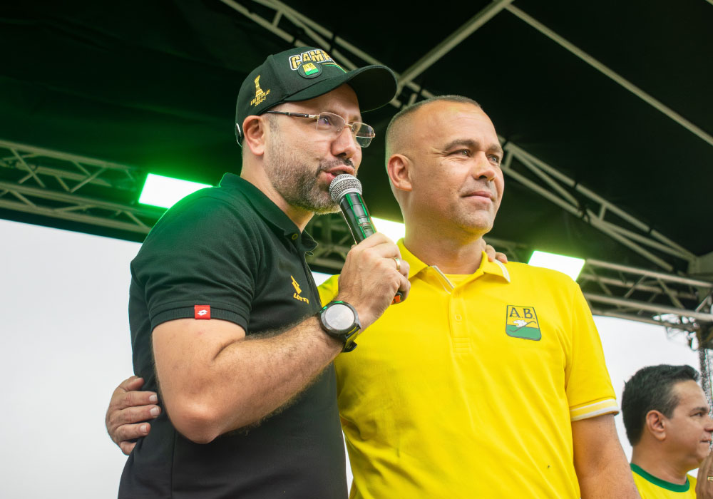 Rafael Dudamel, técnico de atlético Bucaramanga celebra el titulo en el estadio Americo Montanini con la afición del eqipo