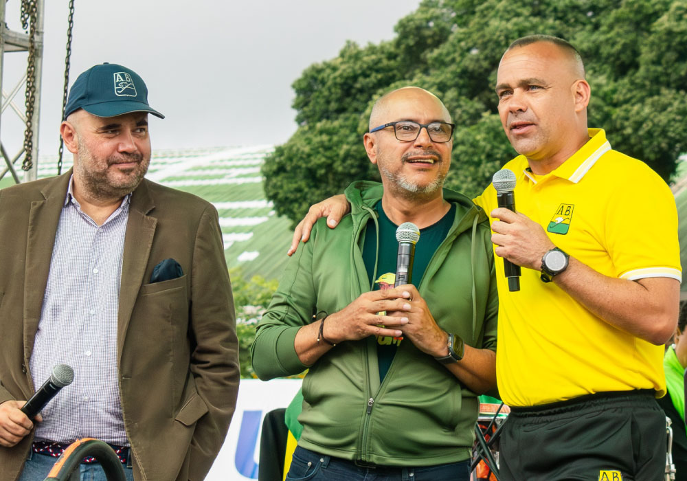 Rafael Dudamel, técnico de atlético Bucaramanga celebra el titulo en el estadio Americo Montanini con la afición del eqipo