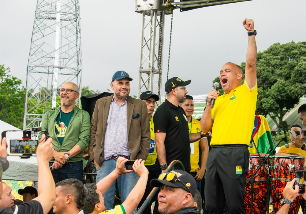 Rafael Dudamel, técnico de atlético Bucaramanga celebra el titulo en el estadio Americo Montanini con la afición del eqipo