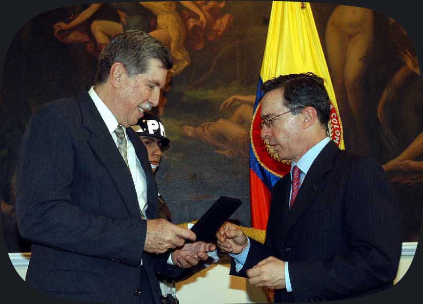Expresidente Alvaro Uribe Vélez - Alejandro Galvis Ramírez, Medalla al Mérito de las Comunicaciones - Vanguardia - Especial - Gracias